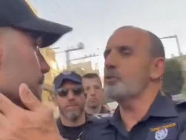 מפכ"ל המשטרה דני לוי מחבק את מרדכי דוד