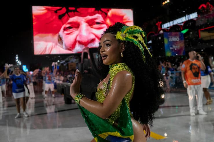 ברזיל קרנבל אנשי בית הספר לסמבה שיחלוק כבוד ל נשיא לולה דה סילבה עושים חזרות