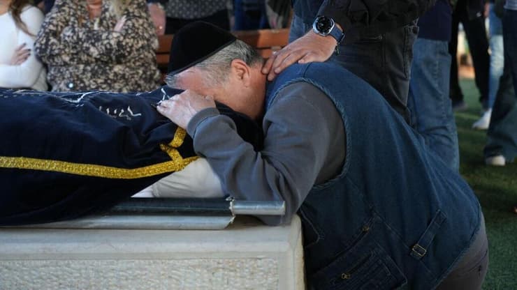 הלווייתה של אירינה רדצ'וק שנהרגה בבית הזיקוק באשדוד