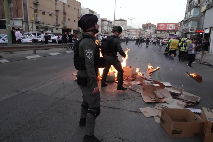 שריפת ארגזים בהפגנת החרדים בבני ברק (צילום: שאול גולן) שריפת ארגזים בהפגנת החרדים בבני ברק