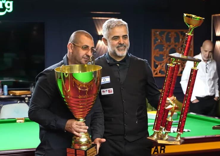 דוד ויצמן עם הגביע של אלוף ישראל