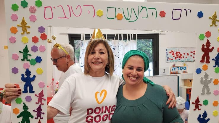 מימין: קרן סרי, ענת אזולאי (צילום: יח"צ עמותת "רוח טובה") יום מעשים טובים נשות ויצו קרן סרי וענת אזואלי