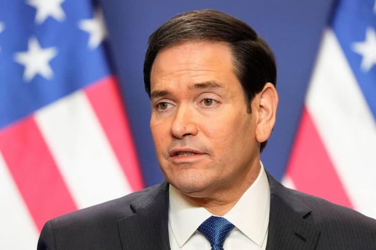 מזכיר המדינה רוביו. וושינגטון לא חוששת להביע תמיכה במועמדים בבחירות (צילום: Alex Brandon / POOL / AFP) ראש ממשלת הונגריה ויקטור אורבן עם מזכירת המדינה של ארה"ב מרקו רוביו בודפשט