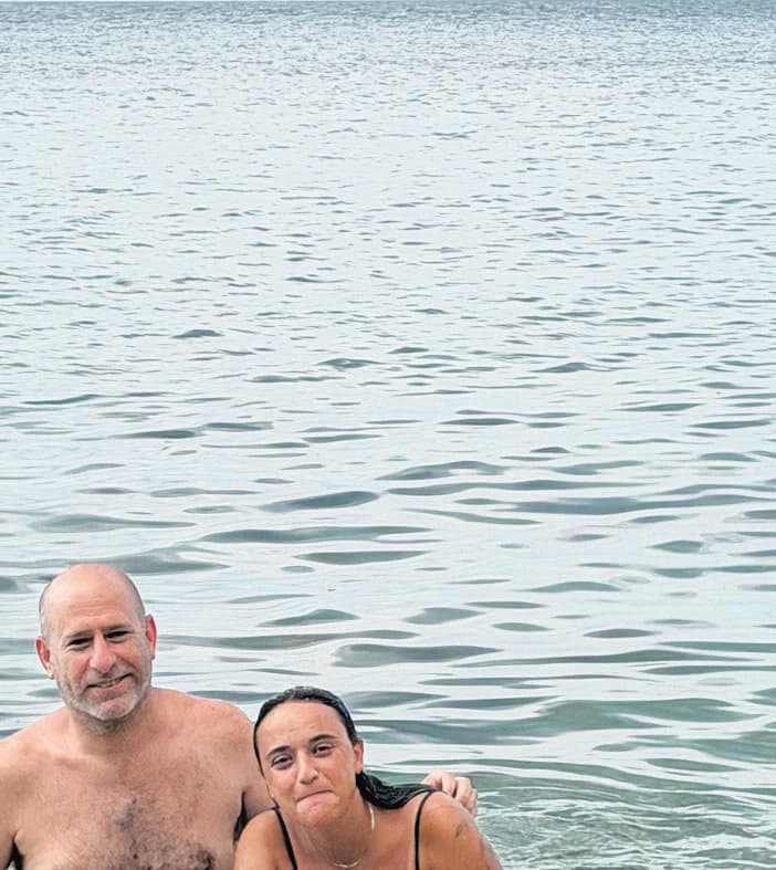 אמילי דמארי וחנוך דאום בחוף בקופנגן