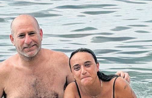 אמילי דמארי וחנוך דאום בחוף בקופנגן