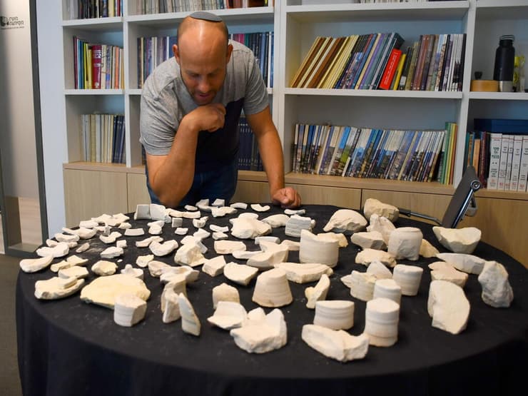 ד"ר איתן קליין עם כמה מהפריטים שהתגלו