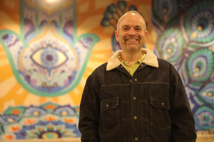 דני ברוקס. מנסה לעזור לבני הנוער    