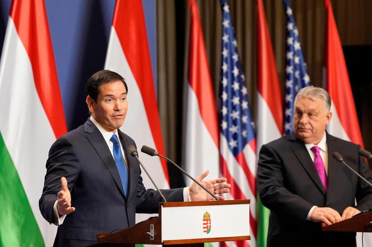 אורבן ורוביו היום בבודפשט. הברית של וושינגטון עם האיחוד האירופי נחלשת, הממשל מהדק קשרים עם ממשלות החביבות עליו (צילום: Alex Brandon/Pool via REUTERS) ראש ממשלת הונגריה ויקטור אורבן עם מזכירת המדינה של ארה"ב מרקו רוביו בודפשט