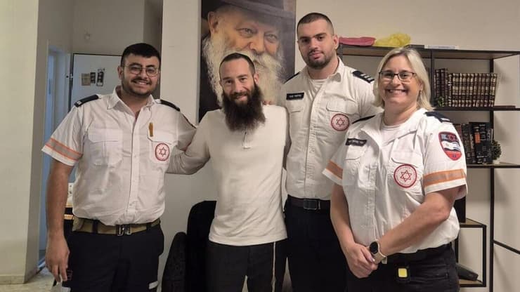 ניצן רז וצוות הפרמדיקים של מד"א שהציל את חייו (צילום: דוברות מד"א) ניצן רז עבר דום לב תוך כדי נהיגה, מד"א הציל את חייו עם דפיברילטור