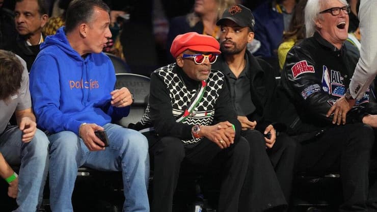 ספייק לי עם התיק המעוטר בדגל פלסטין