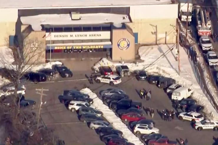 ארה"ב רוד איילנד אירוע ירי משחק הוקי קרח בתי ספר