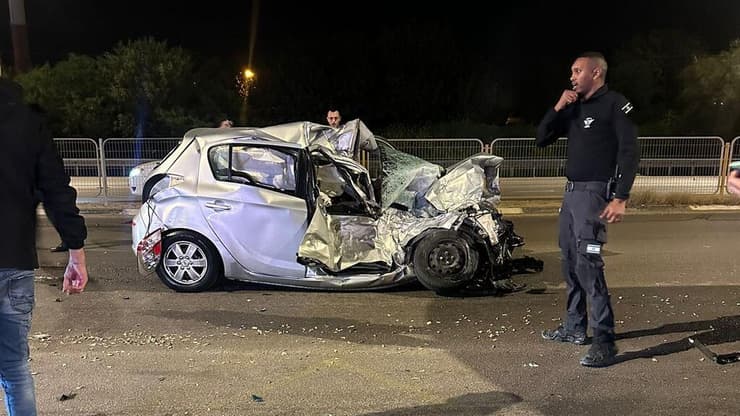 זירת תאונה שבה נהרגה צעירה. סמוך לנתיבות, השבוע (צילום: תיעוד מבצעי מד"א) צעירה נהרגה בתאונה בין רכב פרטי לאוטובוס בכניסה לנתיבות