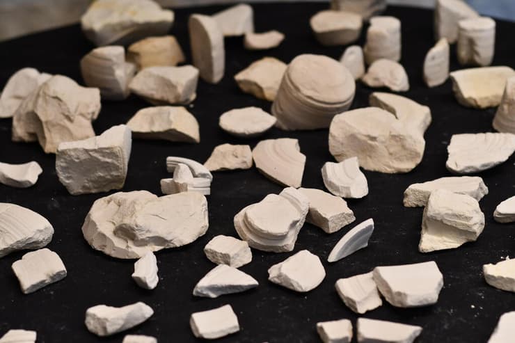 כלי האבן מהר הצופים. נחשבו ככלים שלא מקבלים טומאה בתקופת בית שני