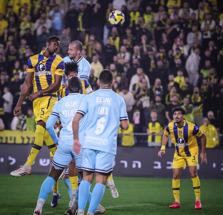 שחקן מכבי ת"א עלי קמארה מול שחקן בית"ר ירושלים לוקה דגראני