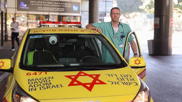 מנהל טיפול נמרץ לב באיכילוב, פרופ' קובי שחם, הוזנק למקום האירוע והמשיך את הטיפול בבית החולים (צילום: ג'ני ירושלמי, דוברות איכילוב) מנהל טיפול נמרץ לב באיכילוב, פרופ' קובי שחם