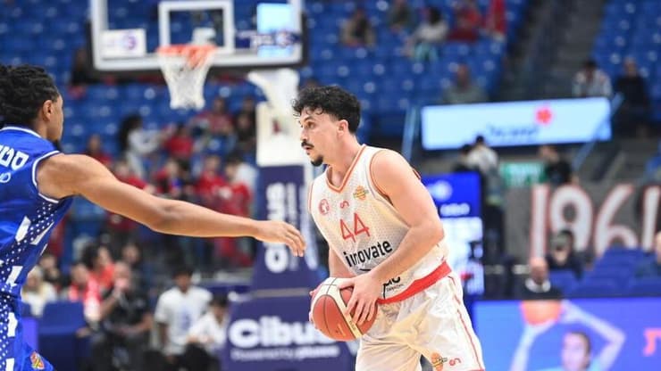 שחקן הפועל העמק ניב משגב מול שחקן בני הרצליה אלייז'ה סטיוארט