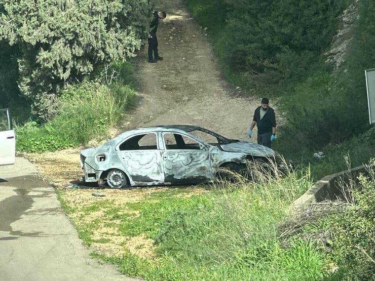 הרכב השרוף שככל הנראה שימש את המתנקשים הזירה באום אל פחם