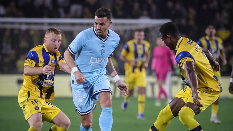 שחקן בית"ר ירושלים ירדן שועה מול שחקן מכבי ת"א עידו שחר