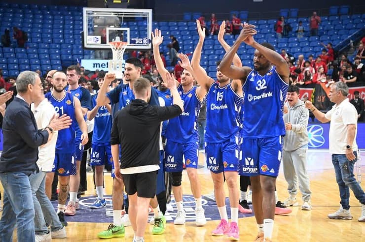 שחקני בני הרצליה חוגגים