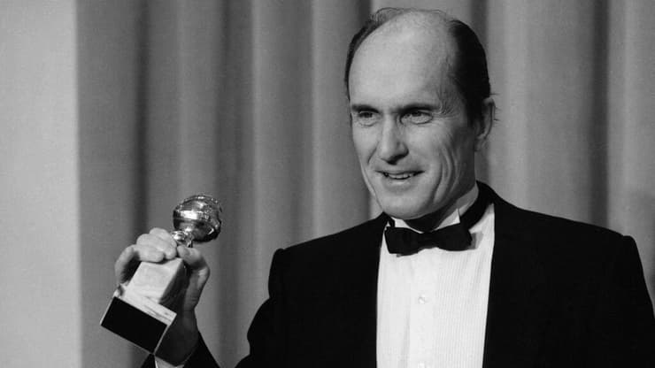 רוברט דובאל עם פרס האוסקר שקיבל, 1984 (צילום: AP) רוברט דובאל עם פרס האוסקר שקיבל, 1984