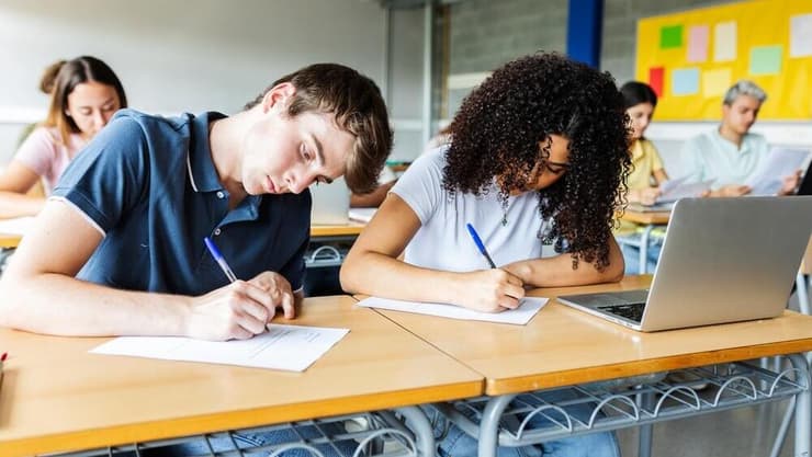 מורה בית ספר תיכון תלמידים