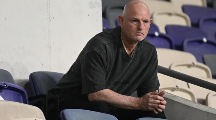 איציק ברוך. צופה בקבוצתו מהיציע