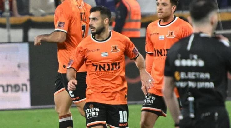 שגיא דרור צופה בבעיטה שלו נכנסת לרשת