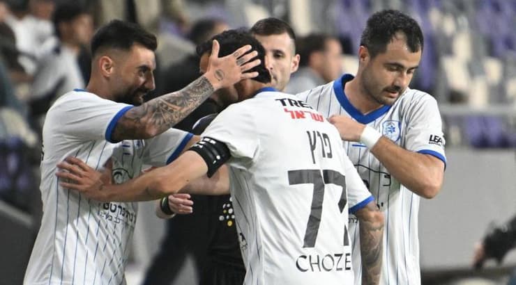 שחקני מכבי יפו חוגגים את השוויון