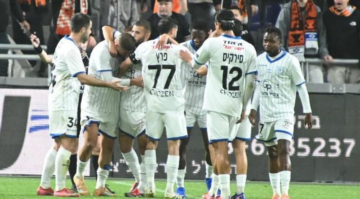 שחקני מכבי יפו חוגגים את המהפך