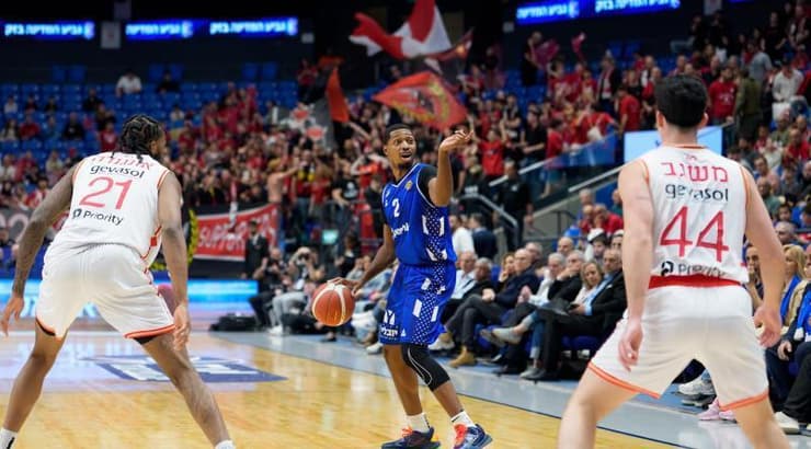 דנבר ג'ונס עם הכדור