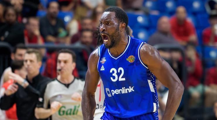 צ'ינאנו אונואקו חוגג