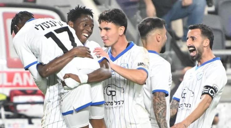 שחקני מכבי יפו חוגגים עם אינוסנט קינגסלי