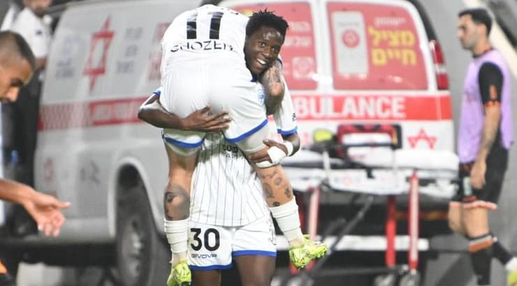 מנסור באדג'י מניף את מתן בית יעקב