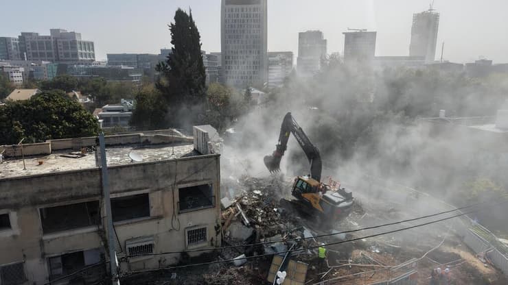 הריסת בניין ישן במסגרת התחדשות עירונית ברמת החיל בתל אביב (צלם: SKYPRO) הריסת בניין ישן במסגרת התחדשות עירונית ברמת החיל בתל אביב