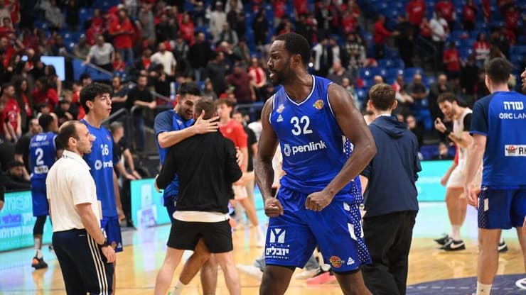 שחקני בני הרצליה חוגגים