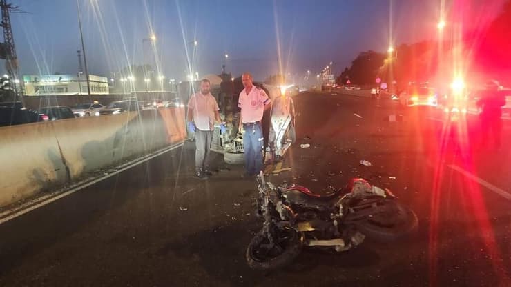 זירת התאונה רוכב אופנוע שנפגע מרכב בכביש 5 בין מחלף מורשה למחלף הכפר הירוק