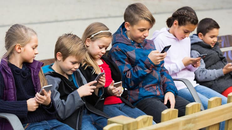 אחרי שאסרו על סמארטפונים - בתי הספר בניו יורק החלו לעקוב אחרי הפסקות השירותים של התלמידים (צילום: shutterstock) ילדים מסכים סמארטפון