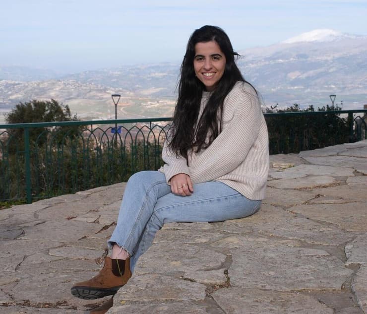 שילת סעדון בביתה במשגב עם, על גבול לבנון. "רוצה להישאר בצפון, אבל כדי שזה יקרה חייבת למצוא גם עבודה - וזה קשוח כאן" (צילום: אפי שריר) שילת סעדון