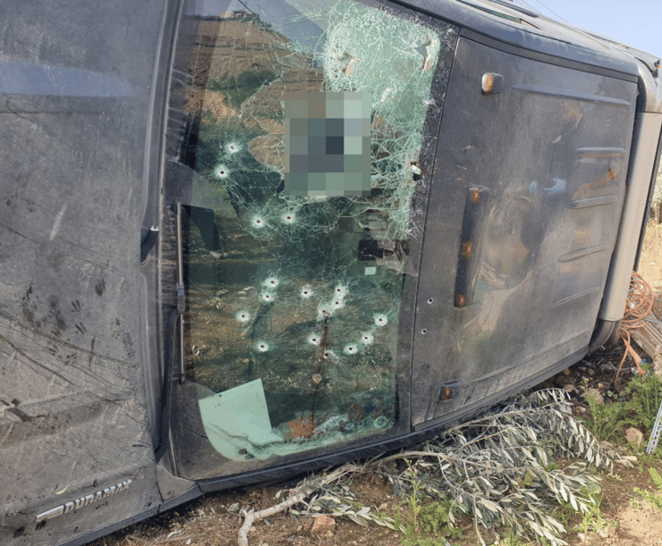 פגיעת הקליעים ברכב שבו היו הנרצחים הרכב בו היו האב ובנו