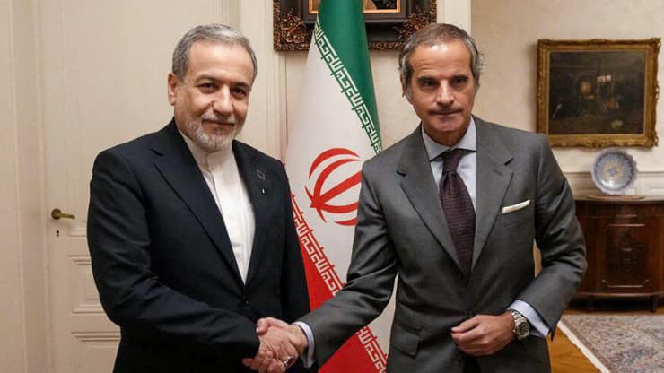 שר החוץ של איראן עבאס עראקצ'י עם רפאל גרוסי ראש סבא"א הסוכנות הבינלאומית לאנרגיה אטומית 