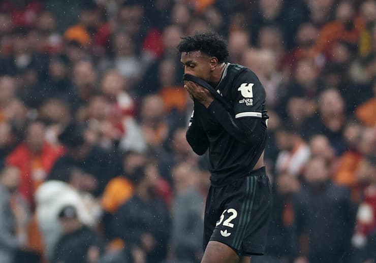 קבאל, רגע אחרי הכרטיס האדום (צילום: REUTERS/Umit Bektas) קבאל