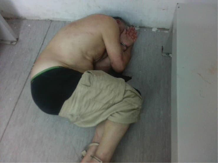 אזוק על רצפת תא המעצר