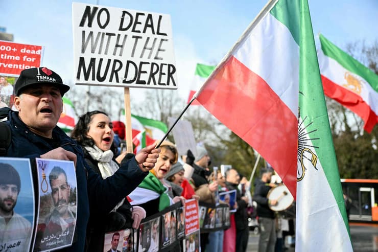 צילום: Harold CUNNINGHAM / AFP איראנים מפגינים ב ז'נבה לקראת המו"מ בין איראן לארה"ב