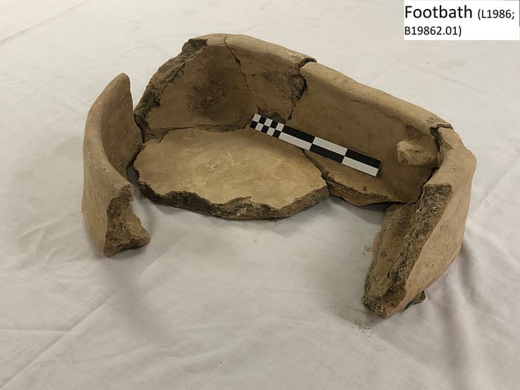 אמבט הרגל שהתגלה בחדר 101B