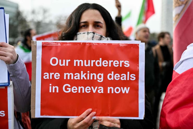 צילום: Harold CUNNINGHAM / AFP איראנים מפגינים ב ז'נבה לקראת המו"מ בין איראן לארה"ב