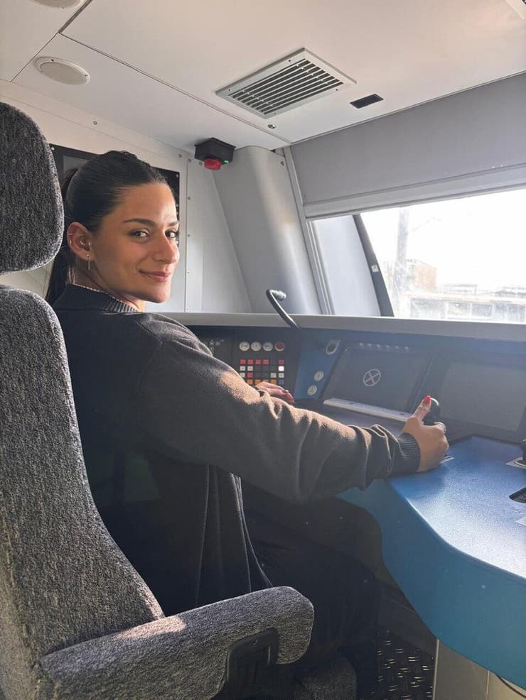 אדר אסתר מזרחי. תסיע אלפי נוסעים מדי יום