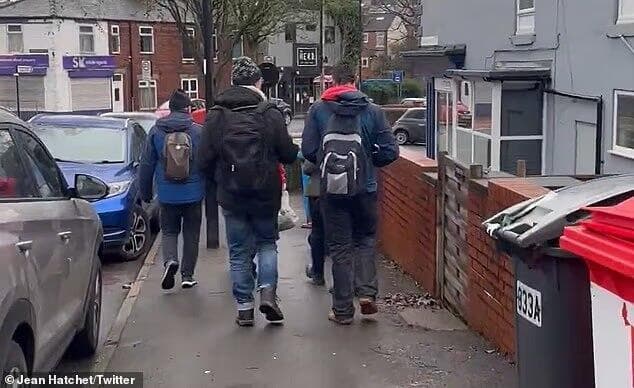 פעילים פרו-פלסטינים עוברים מדלת לדלת וקוראים להחרים מוצרים ישראליים