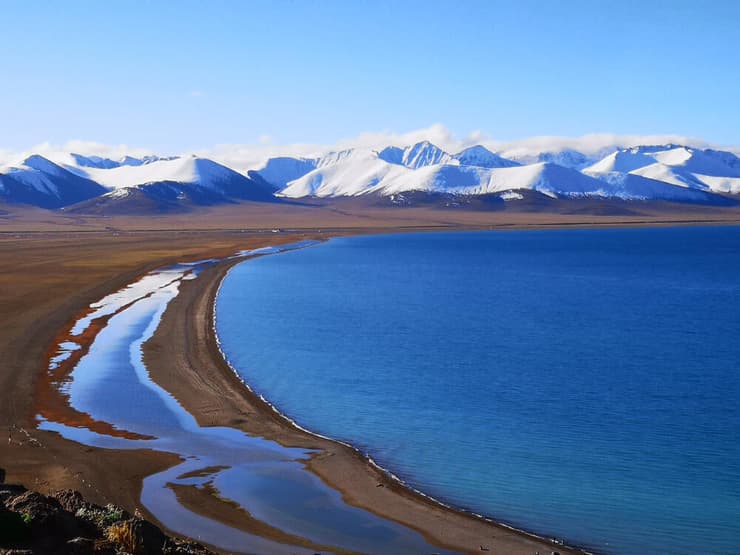 נהר נאם קו בטיבט, שהתייבשותו מהווה דוגמה לקשר בין שינויי האקלים לפעילות הגאולוגית בעומק כדור הארץ (צילום: Sergio Capuzzimati/Shutterstock) נהר נאם קו בטיבט, שהתייבשותו מהווה דוגמה לקשר בין שינויי האקלים לפעילות הגאולוגית בעומק כדור הארץ