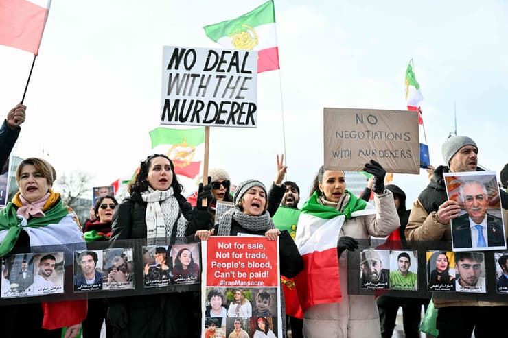 מפגינים הבוקר בז'נבה (צילום: Harold CUNNINGHAM / AFP) איראנים מפגינים ב ז'נבה לקראת המו"מ בין איראן לארה"ב