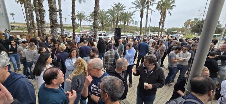 מחאת עובדי צים הבוקר (צילום: נוריאל טריגובוף) מחאת עובדי צים הבוקר